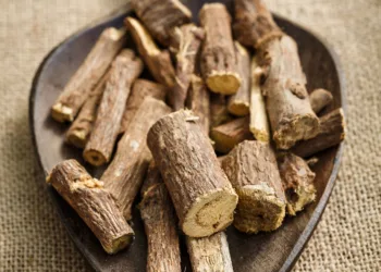 a spoon filled with licorice root extract for skin whitening