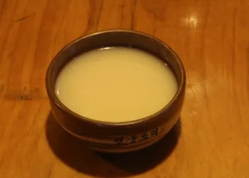 Makgeolli for skin